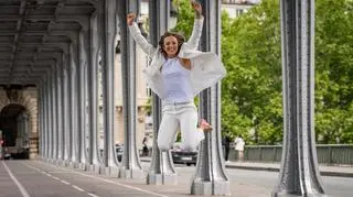 Iga Świątek celebrates winning her second French Open title