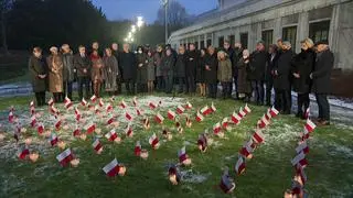 Senatorowie zapalili znicze aby uczcić pamięć ofiar pandemii 