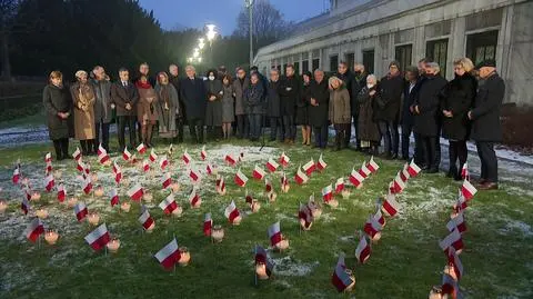 Senatorowie zapalili znicze aby uczcić pamięć ofiar pandemii 