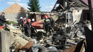 Strażacy przeczesują gruzowisko