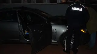 Wjechał jaguarem na dziedziniec hotelu
