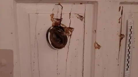 Zniszczone drzwi siedziby Prawa i Sprawiedliwości. Zatrzymano podejrzanego