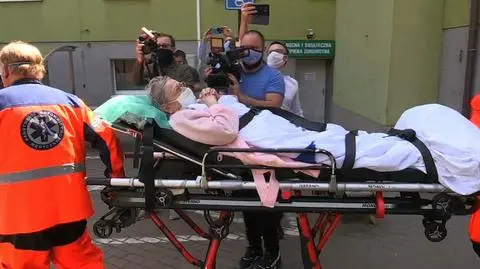 Pani Teresa ma niemal 103 lata. Pokonała koronawirusa i wyszła ze szpitala. "Ma w sobie sporo energii" 