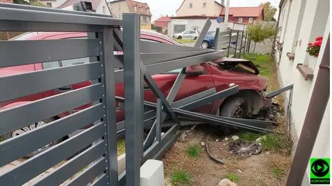 Stracił panowanie nad autem i wjechał w posesję