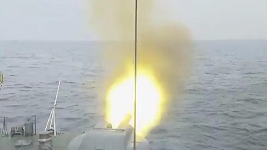 Strzelanie z AK-630 podczas ćwiczeń rosyjskiej Floty Bałtyckiej