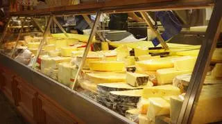 Dwie osoby zmarły po zjedzeniu sera. Właściciel firmy przyznaje się do winy