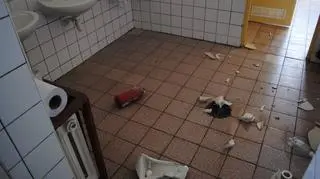 Zniszczone sanitariaty