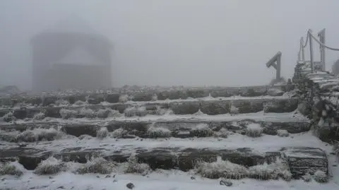 W Karkonoszach spadł śnieg
