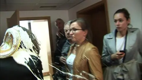 Rzucił tortem w sędzię od sprawy Kiszczaka. Stanie przed sądem