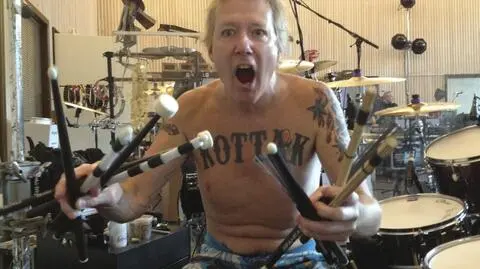 "Obraził islam, był pijany, zdjął spodnie". Perkusista Scorpions w więzieniu