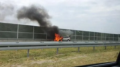 Samochód spłonął na autostradzie A2. Godzina utrudnień