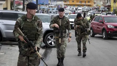 Na Sint Maarten obecne są wojska z Holandii, Francji i Wielkiej Brytanii . Na nagraniu, żołnierze pomagają poszkodowanym przez huragan Irma