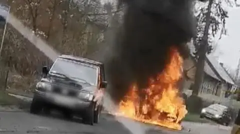 Samochód stanął w ogniu