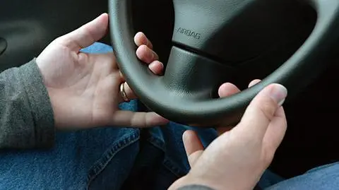 Trudna sztuka wjazdu na parking. Próbowała trzy razy, w końcu straciła prawo jazdy