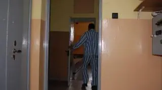 Pijany napastnik zabarykadował się w mieszkaniu