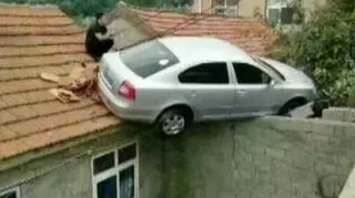 Samochód zaparkował na dachu budyku