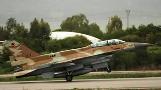 F-16 wylądował bez załogi