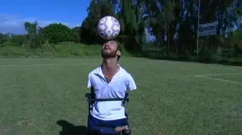 Nick Vujicić daje sobie radę