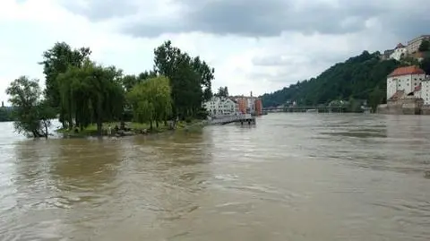 Woda przerywa tamy. 30 fiar powodzi