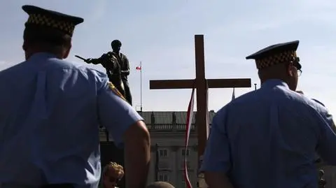 "Przegrywa rząd, bo dopuścił do wojny o krzyż"