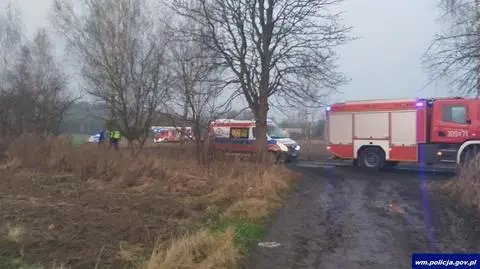 Policjanci uratowali kobietę z płonącego domu
