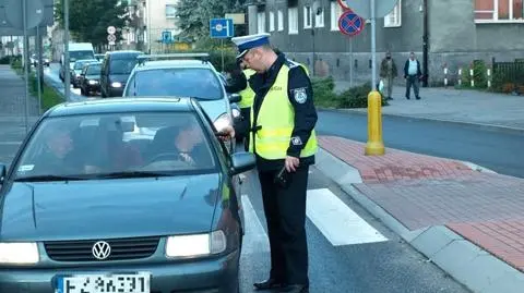 Pijany prowadził samochód. Z boku trzeźwa żona, z tyłu dzieci 