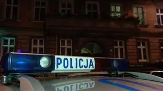 Przybił się gwoździem do ławki