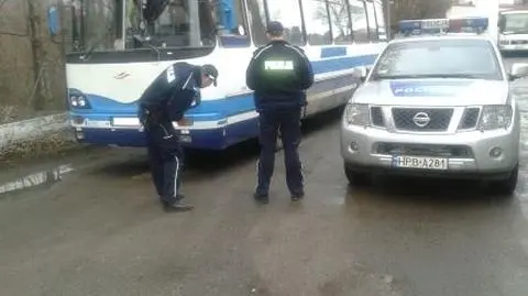 Pijana wjechała w autobus. Tłumaczyła, że go nie zauważyła