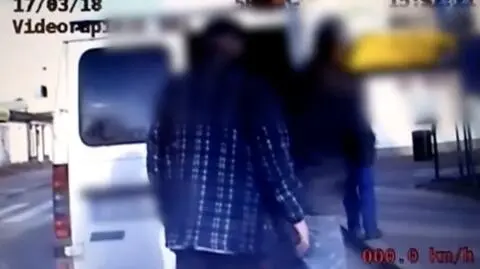 Dobiegniew: "Upchnął" pasażerów w busie między drzwiami a drewnem