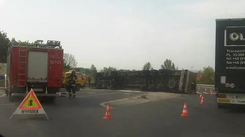 Tir z mąką blokuje ruch