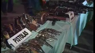 Kilkanaście tysięcy sztuk broni zostało stopionych w hutniczym piecu w Sogamoso w Kolumbii. Karabiny, pistolety, granatniki i moździerze skonfiskowały władze, bądź dobrowolnie oddali je lewicowy partyzanci, prawicowe bojówki i przestępcy. (APTN)