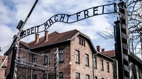 Amerykanin wyrył swoje imię w baraku w Muzeum Auschwitz