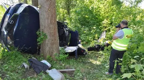 21-latek nie przeżył zderzenia z drzewem. Pasażerka ranna