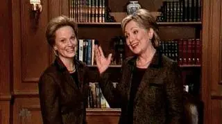Hillary Clinton stanęła oko z aktorką, która ją zwykle pariodiuje. Kandydatka na prezydenta USA wystąpiła z Amy Poehler w popularnym programie komediowym 'Saturday Night Live'. Panie rozmawiały o ciuszkach, biżuterii i kampanii. (APTN)