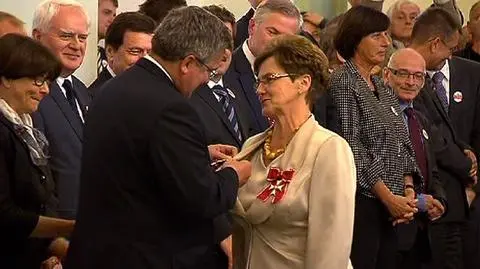 Prezydent Komorowski odznaczył Danutę Wałęsę 