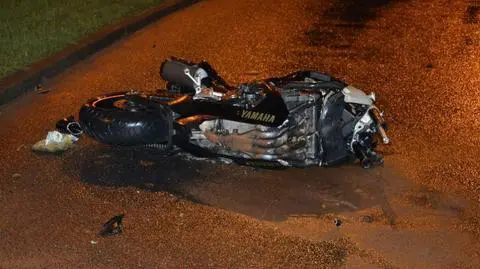 Motocykl w poślizgu. Przestawił na sąsiedni pas dwutonową terenówkę