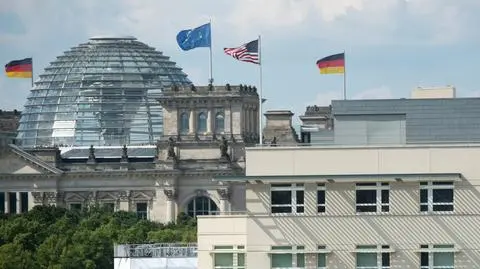 Ambasada USA w Berlinie. W jej tle widać budynek niemieckiego Reichstagu