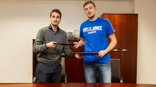 Maciej Gostomski z Piotrem Rutkowskim, wiceprezesem Lecha