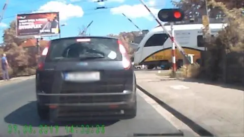 Wrocław: rogatki w górze, a pociąg jedzie. Kolej wyjaśnia