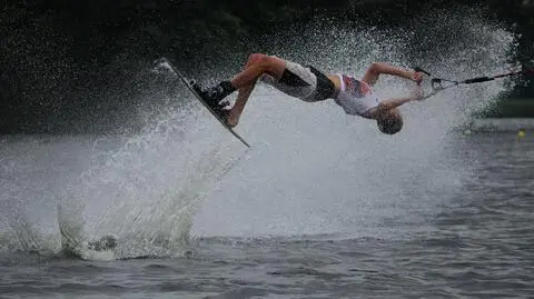 Skoki i ewolucje na desce. Zawody wakeboardowe w Szczecinku