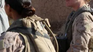 Zdjęcia często miały zawierać nazwiska, stopnie i jednostki kobiet