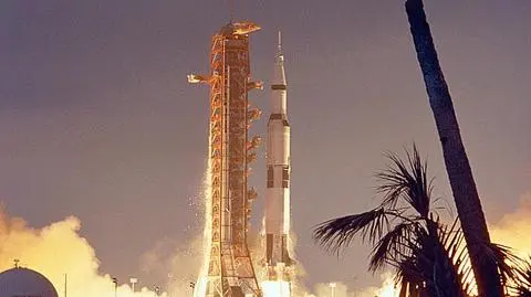 Apollo 14 rusza w drogę na szczycie Saturn V