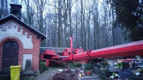 Opolszczyzna: dźwig przewrócił się na cmentarz