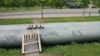 Mieszkańcy sami wybudowali prowizoryczną kładkę