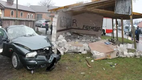 Samochód rozbił przystanek, kierowca nie żyje