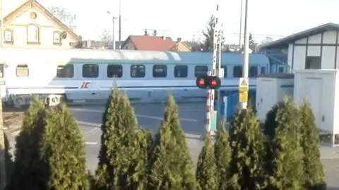 Rogatki w górze, a pociąg jedzie. "Przez te ekrany nic nie widać"
