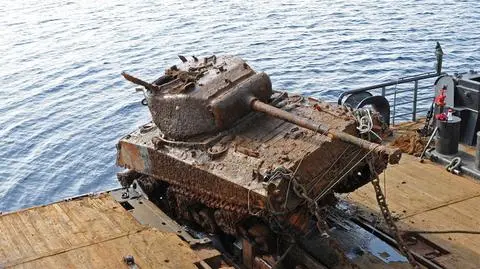 Rosjanie wydobyli czołgi M4 Sherman z wraku obok Murmańska