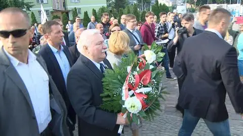 Gdańsk: Wałęsa składa kwiaty pod Stocznią