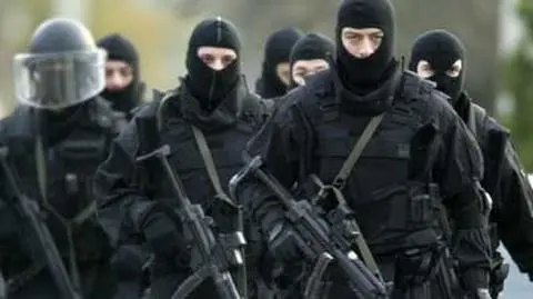 Antyterroryści 24 godziny 
 na dobę
