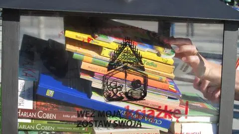 Bezpłatna wypożyczalnia książek przed dworcem